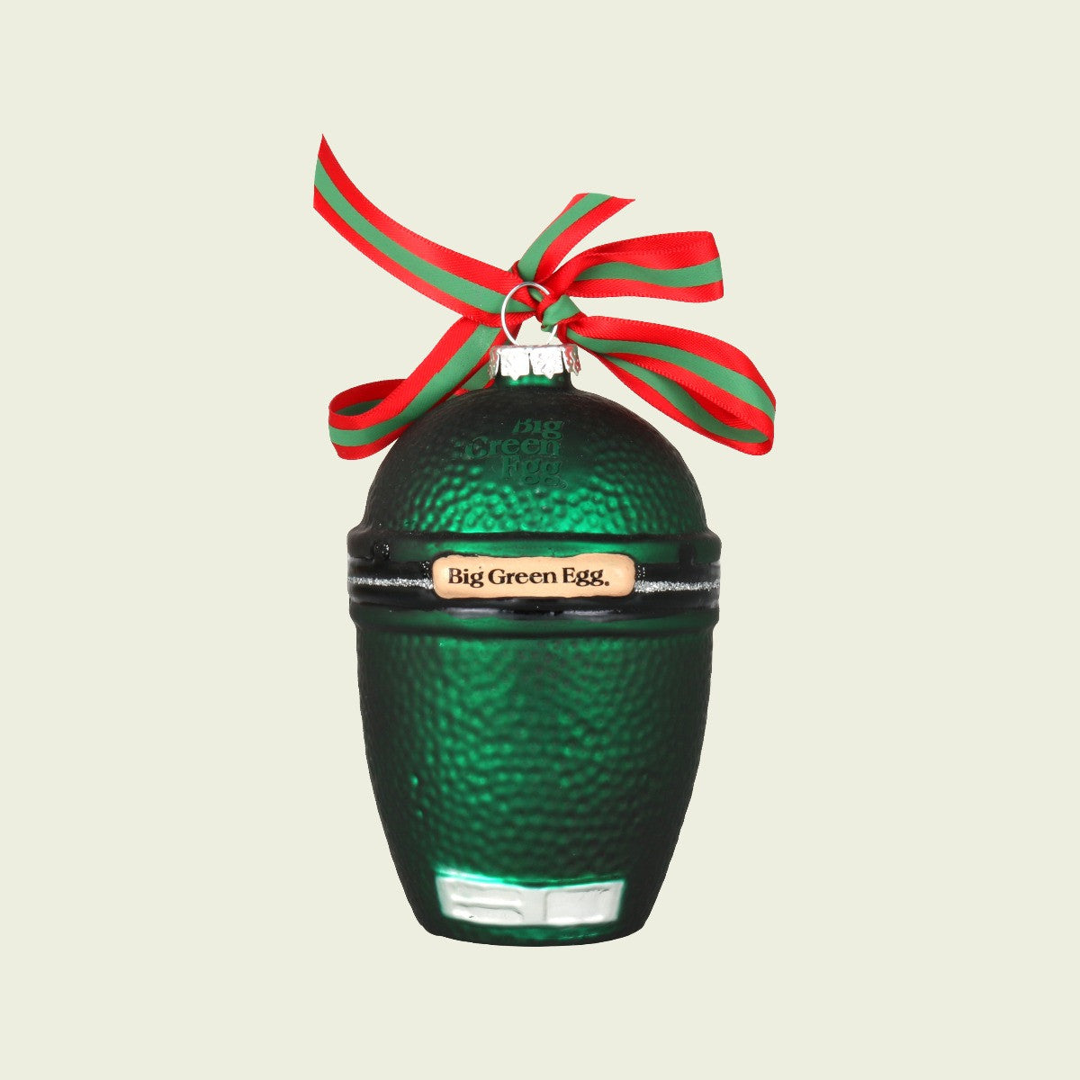 Mooie gedetailleerde kerstbal van een Big Green Egg kamado. Compleet met het logo op de dome en handvat en de luchtregelaar. Het ophangoog is voorzien van een linten strik in de kleuren rood en groen.