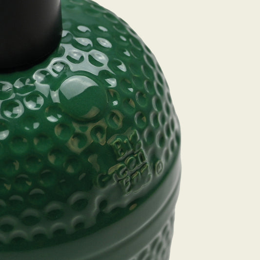 Een close-up van het gedeelte van het zeeppompje waar het logo gedrukt staat.