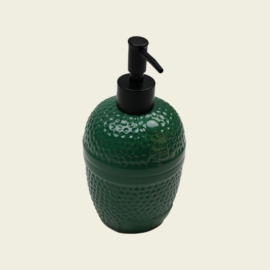 Het keramieke zeeppompje van Big Green Egg is voorzien van de karakteristieke deukjes die de originele Big Green Egg ook heeft. De kleur van de zeeppomp is uiteraard groen. Aan de bovenkant van de dispenser is het logo van Big Green Egg gedrukt. Bovenop zit het zwarte kunststof pompje.