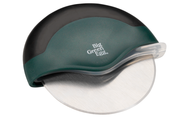 De Big Green Egg pizza cutter die onderdeel uitmaakt van de Pizza Box. De pizzasnijder bestaat uit een rond roestvrijstalen mes, dat voor de helft wordt bedekt door een halfrond kunststof handvat Het bovenste gedeelte van het handvat is van een zwart antislip materiaal gemaakt en de rest van het handvat is groen van kleur. Onderaan staat gecentreerd het Big Green Egg logo in witte opdruk. Vanuit de zijkant van het handvat kan een transparante beschermkap om het mes heen worden getrokken.