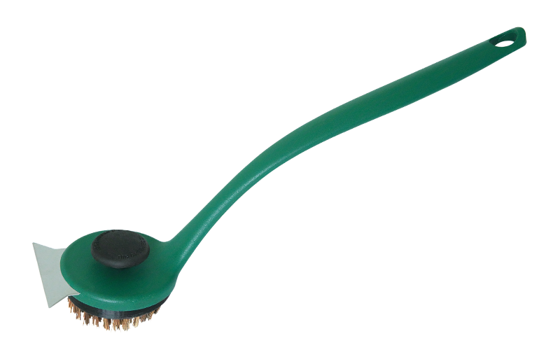 Een lange schoonmaakborstel van Big Green Egg, ontworpen voor het reinigen van barbecuegrills. De borstel heeft een groene, gebogen kunststof steel met een handvat aan het uiteinde voor een stevige grip. Aan de onderkant bevindt zich een ronde borstelkop met stevige borstelharen van natuurlijke boomvezels en een geïntegreerde schraper van metaal. De schraper is bedoeld om hardnekkig vuil en aangekoekte resten van de grillroosters te verwijderen. Het ontwerp is lichtgewicht en praktisch.