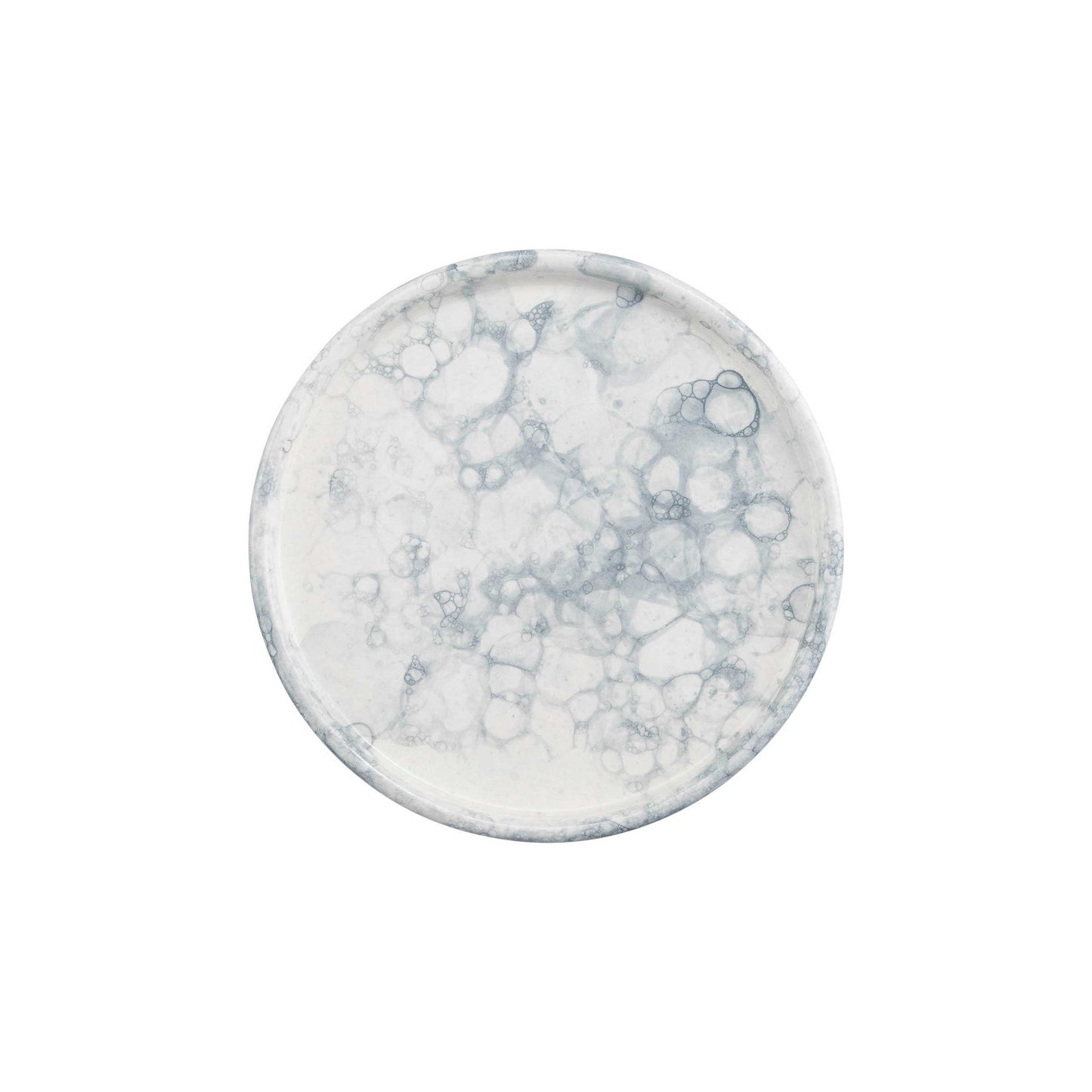 Handgemaakt aardewerken bord met een diameter van 18 cm tegen een witte achtergrond. Het bord is roomwit van kleur en heeft  een patroon van luchtbellen in verschillende grijstinten. Het bord is van bovenaf gefotografeerd.