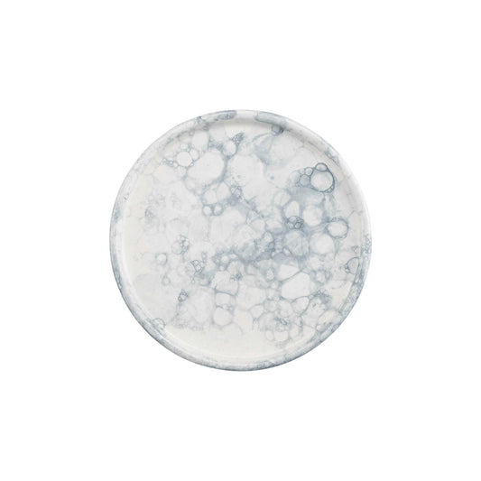 Handgemaakt aardewerken bord met een diameter van 18 cm tegen een witte achtergrond. Het bord is roomwit van kleur en heeft  een patroon van luchtbellen in verschillende grijstinten. Het bord is van bovenaf gefotografeerd.