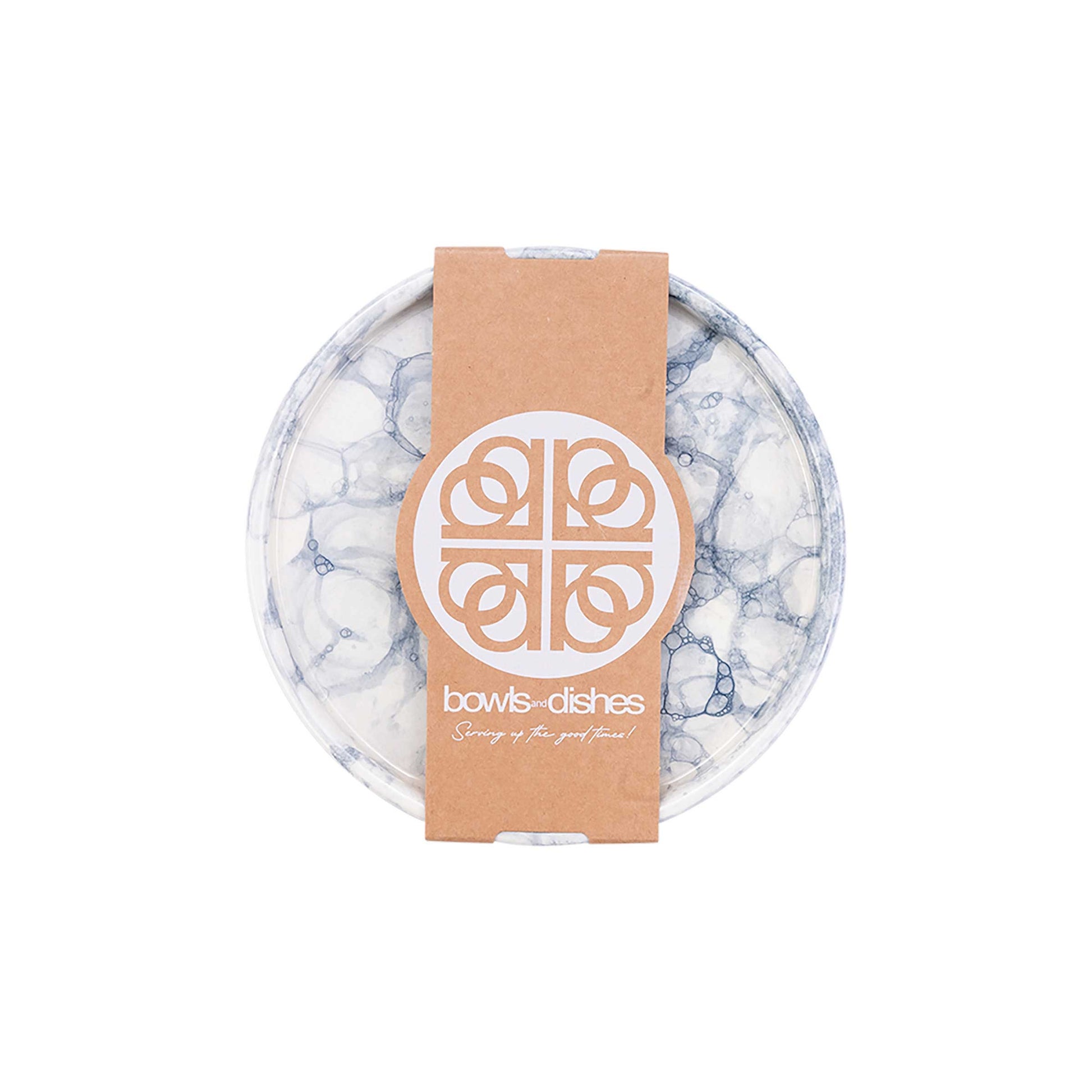 Handgemaakt aardewerken bord met een diameter van 18 cm tegen een witte achtergrond. Het bord is roomwit van kleur, heeft  een patroon van luchtbellen in verschillende grijstinten en is voorzien van de verpakking van Bowls & Dishes. Het bord is van bovenaf gefotografeerd.