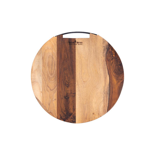 De ronde, houten serveerplank van bovenaf gezien, tegen een witte achtergrond. De serveerplank is rond en heeft een mooie natuurlijke tekening. Hij is aan de bovenkant voorzien van 1 metalen handvat.