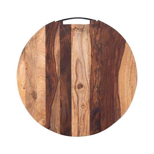 De ronde serveerplank van 45 cm van bovenaf gezien, tegen een witte achtergrond. De serveerplank is rond en heeft een mooie natuurlijke tekening. Hij is aan de bovenkant voorzien van 1 metalen handvat.