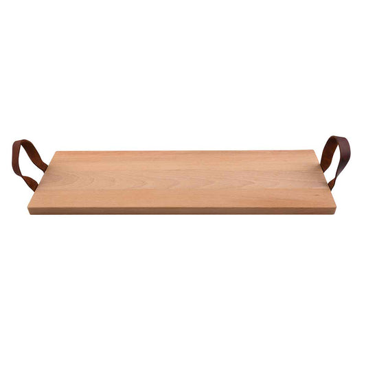 Houten, rechthoekige serveerplank tegen een witte achtergrond. De plank is schuin van de zijkant  gefotografeerd.