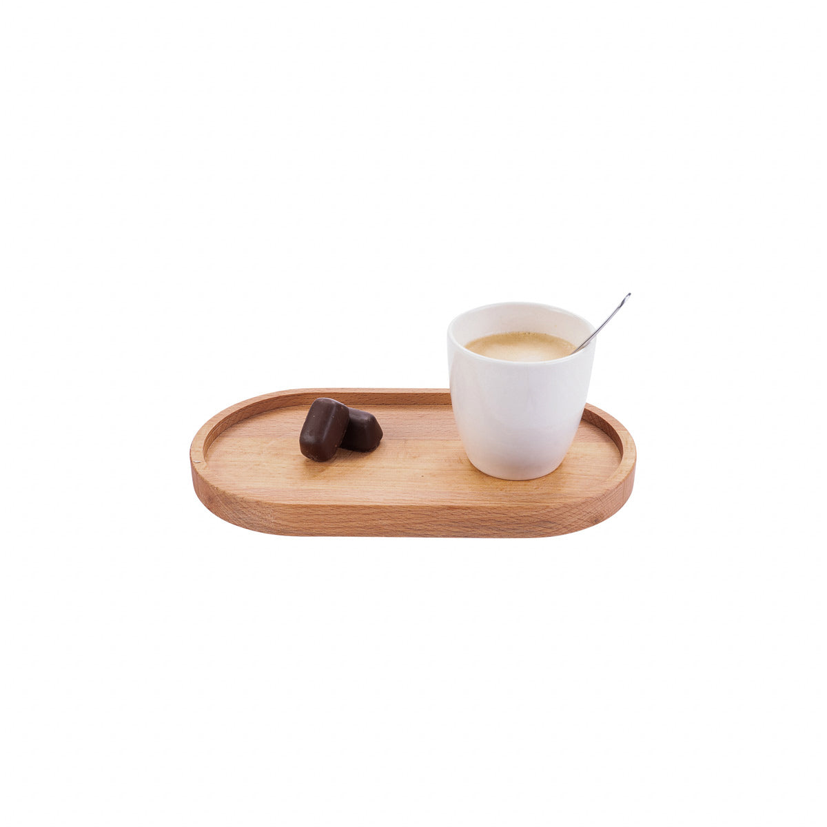 Ovalen, beukenhouten serveertray, in de maat small, tegen een witte achtergrond. De afmetingen van de serveertray zijn 22,5 cm  bij 12 cm. Op de tray staat een kopje koffie met bonbons. De tray is van de zijkant gefotografeerd.