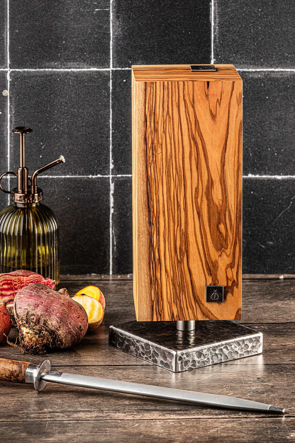 Forged Essentials Messenblok Magnetisch Roterend Olijfhout