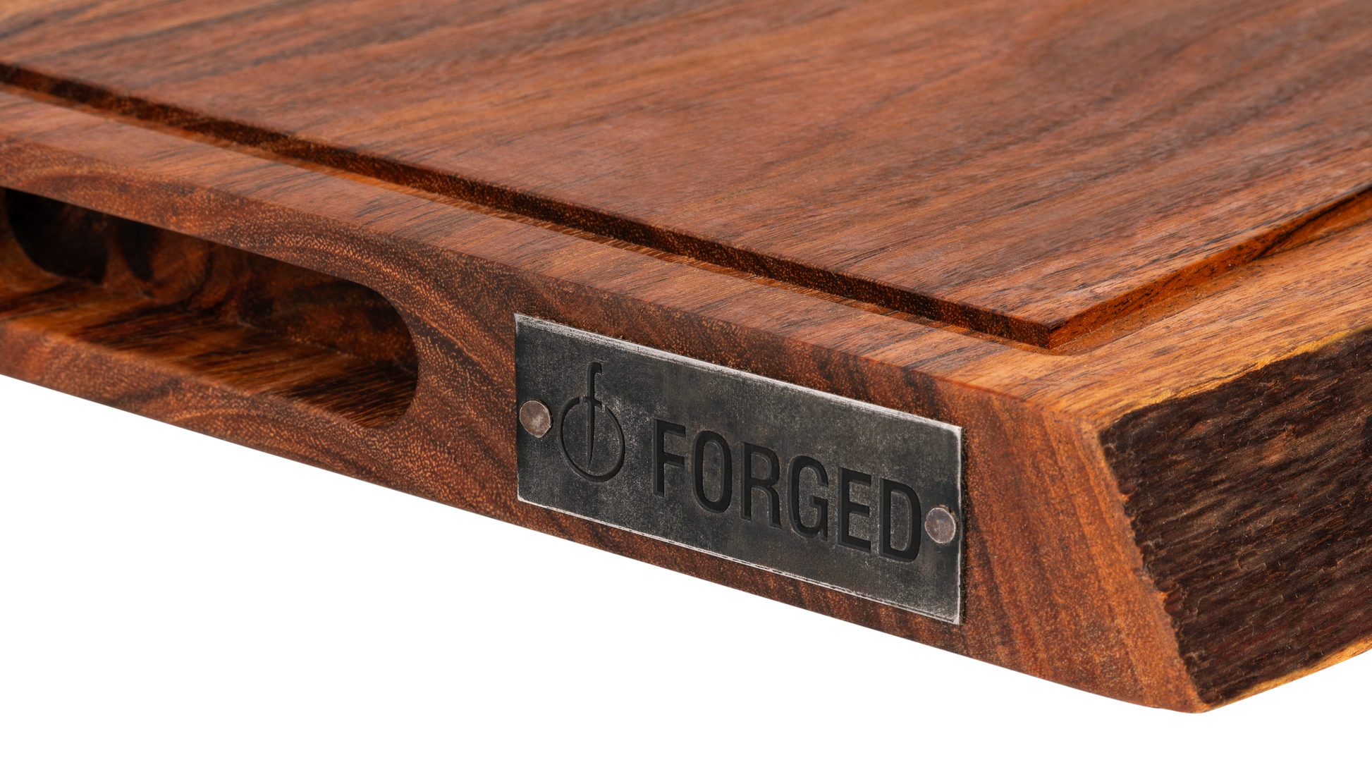 De zijplank gezien vanaf de andere zijkant gezien, met het ingevreesde handvat duidelijk in beeld en een ijzeren plaatje met de merknaam en he beeldmerk van Forged.