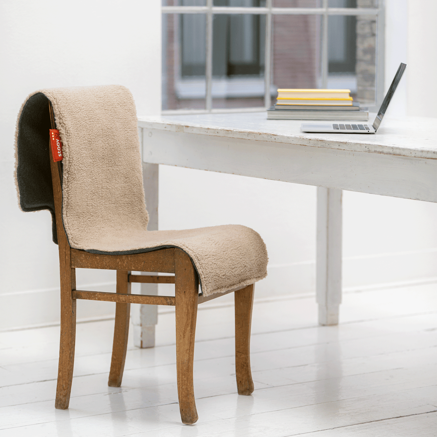 Stoov Big Hug XL Stoelverwarmer Draadloos Woolly Beige 45x135cm | standaard batterij
