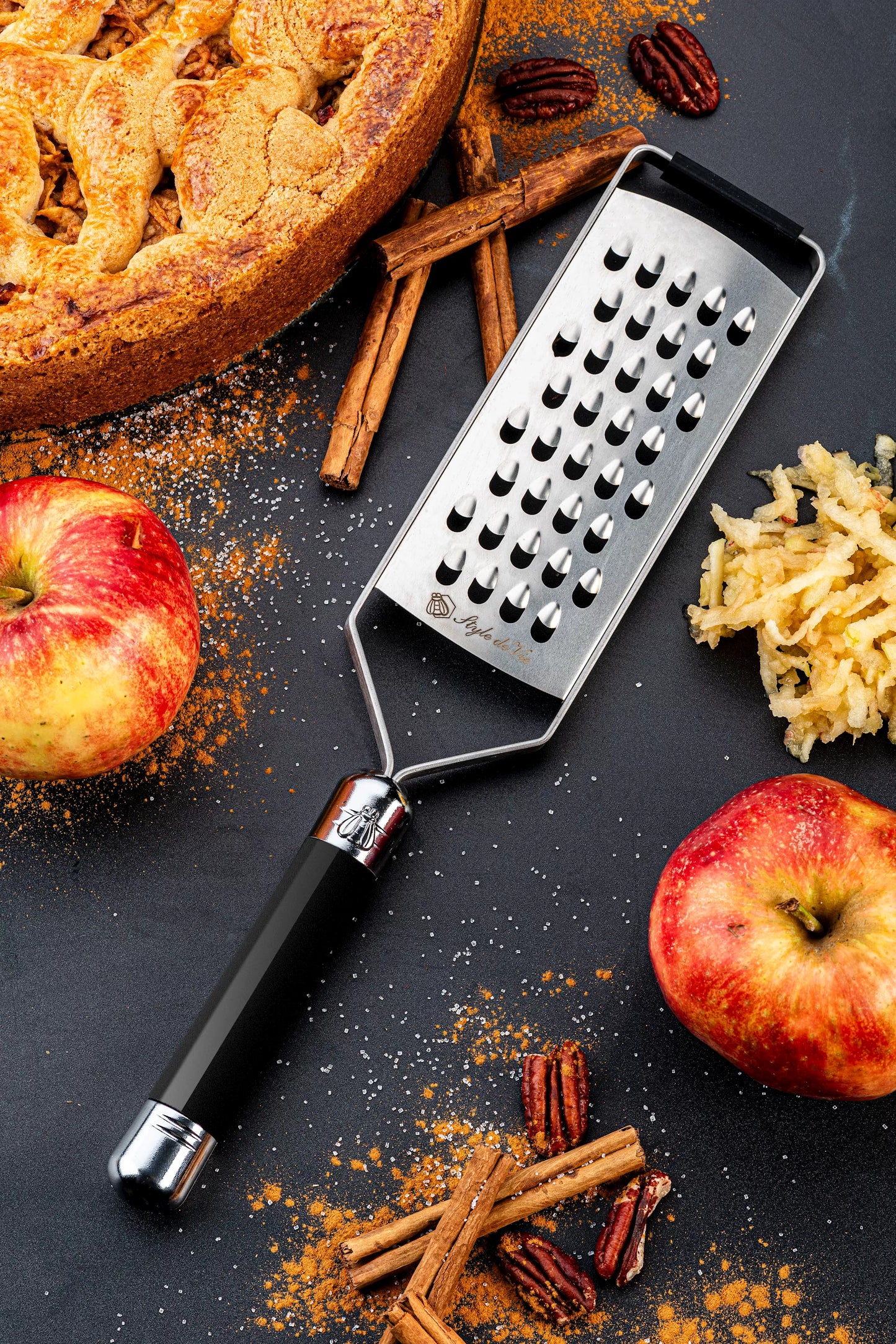 Extra grove rasp van het merk Laguiole. De rasp is van RVS en is voorzien van een zwart rond handvat gemaakt van ABS kunststof.