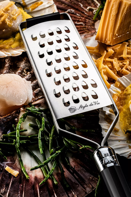 Dezelfde extra grove rasp van het merk Laguiole met het raspblad in close-up zodat de grove gaatjes goed zichtbaar zijn.