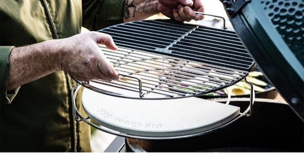 Dezelfde steen geplaatst in een RVS Big Green Egg 5-piece eggspander kit.