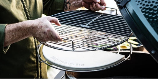 Dezelfde steen geplaatst in een RVS Big Green Egg 5-piece eggspander kit.