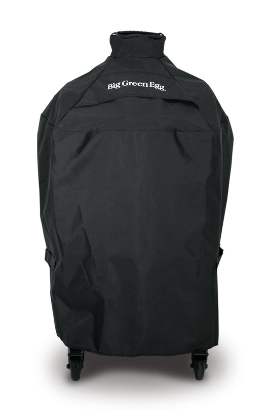 Een zwarte hoes met het logo "Big Green Egg" erop, ontworpen om een kamado of barbecue te beschermen. Het is een stevige beschermhoes die geschikt is voor buitengebruik.