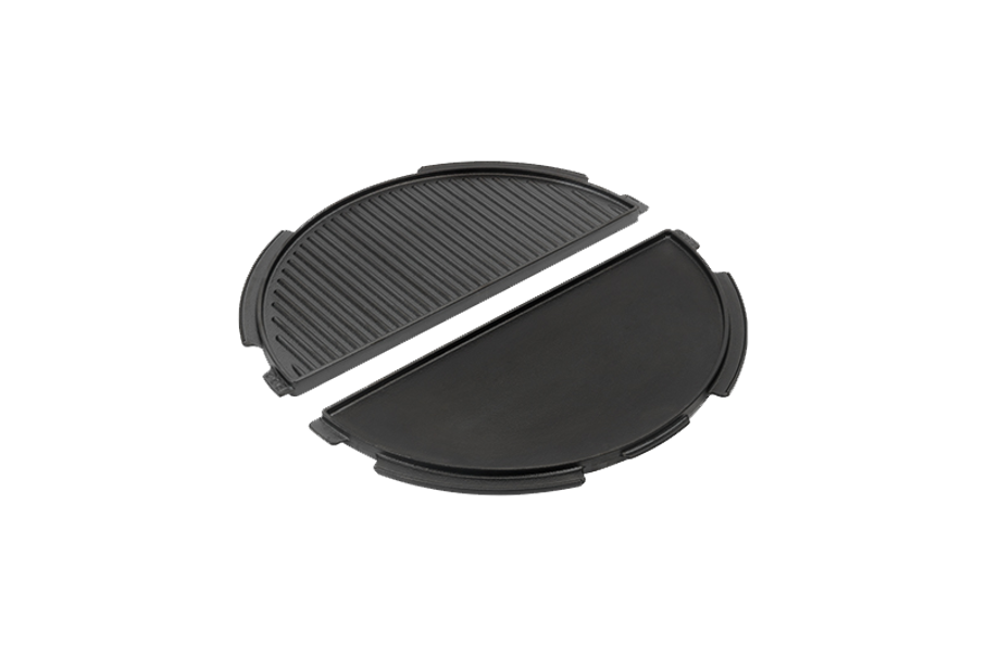 Een halve gietijzeren plancha van Big Green Egg, geschikt voor de Large-modellen. De plancha bestaat uit één halve cirkel, waarvan één kant een glad oppervlak heeft voor het bakken van bijvoorbeeld eieren of pannenkoeken, en de andere kant is geribbeld voor het grillen van vlees, vis of groenten. Het materiaal is duurzaam gietijzer, wat zorgt voor een gelijkmatige warmteverdeling en perfecte grillresultaten.