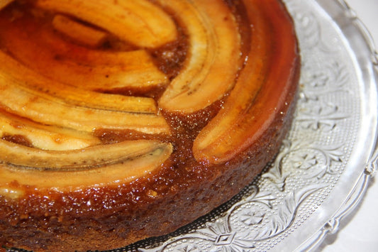 Bananencake van de kamado met ananas en kokos