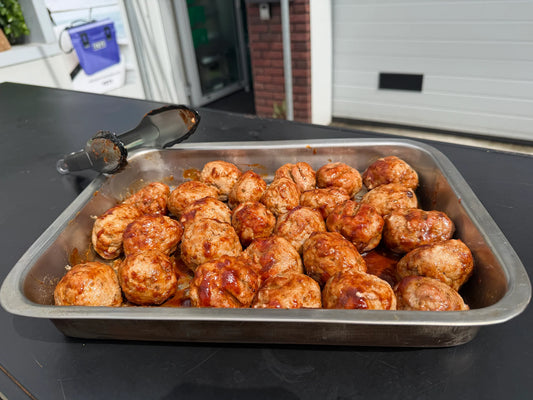 Gerookte kalfsgehaktballetjes van de kamado met smokey BBQ Saus
