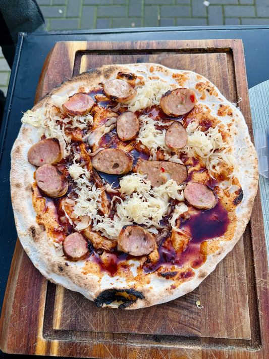 Winter pizza - BBQ saus, Crème fraîche, Texas jalapeño worstjes & zuurkool