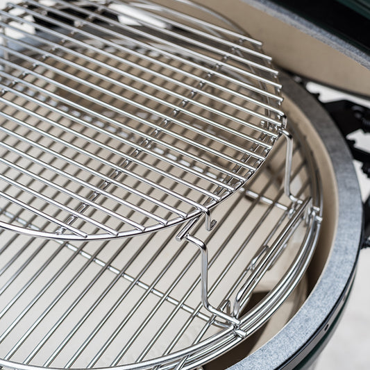 Hetzelfde multi level rack geplaatst in een Big Green Egg kamado. Doordat het rack op het RVS rooster van de kamado is geplaatst onstaat er een tweede level waarop ook gekookt kan worden. 