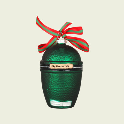 Mooie gedetailleerde kerstbal van een Big Green Egg kamado. Compleet met het logo op de dome en handvat en de luchtregelaar. Het ophangoog is voorzien van een linten strik in de kleuren rood en groen. 