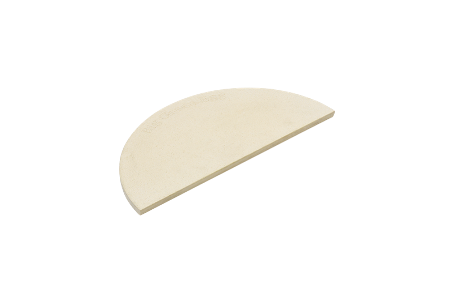De Big Green Egg Half Conveggtor Stone heeft de vorm van een halve cirkel en is gemaakt van wit keramiek. Dit specifieke model is geschikt voor de Big Green Egg Medium. De steen is schuin vanaf de bovenkant in beeld gebracht. 