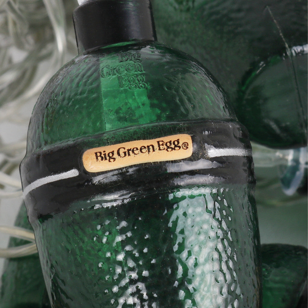 Close-up van één van de mini kamado lichtjes. Op de plek waar het handvat zit, staat het Big Green Egg logo, evenals op de dome.