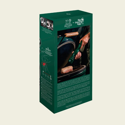 De achterkant van de verpakking van de peper- en zoutmolen. De verpakking is uitgevoerd in de kleur groen, bedrukt met  witte letters. Midden bovenaan staan het logo van Peugeot en Big Green Egg naast elkaar.  Daaronder een grote afbeelding van een openstaande Big Green Egg kamado waar een stuk vlees op het rooster ligt. De pepermolen wordt schuin boven het vlees gehouden terwijl er peper over het vlees wordt vermalen. Onder afbeelding staat tekst en uitleg over de molens.