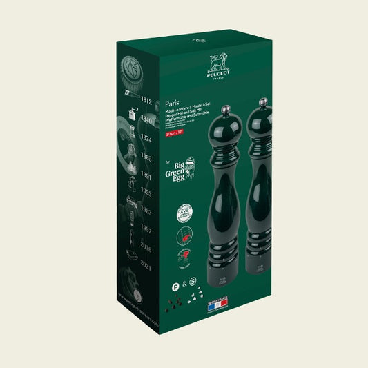 De voorkant van de verpakking van de peper- en zoutmolen. De verpakking is uitgevoerd in de kleur met witte bedrukking. Midden bovenaan staat het logo van Peugeot. Vanuit het midden naar rechts staat een afbeelding van de molens en op de linkerkant staat de modelnaam 'Paris' gedrukt, daaronder het logo van Big Green Egg en daaronder wordt aangegeven dat het om een peper- en zoutmolen gaat.