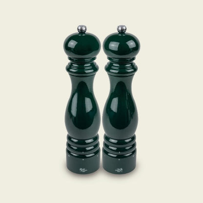 De beukenhouten peper- en zout molen van het merk Peugeot, uitgebracht onder het Big Green Egg merk. De molens hebben de gerenomeerde groene kleur van Big Green Egg. Onderop beide molens is in het wit het logo van Big Green Egg gedrukt. Bovenop de molens zit een chrome-kleurige verstelschroef, waarmee de fijnheid van de korrels ingesteld kunnen worden.