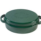 Een ovale gietijzeren Dutch Oven van Big Green Egg in een donkergroene kleur. De pan heeft een stevig deksel met het logo "Big Green Egg" erin gegraveerd. Aan beide zijden van de pan en het deksel bevinden zich geïntegreerde handgrepen voor eenvoudig tillen. De pan is ontworpen voor gebruik op de barbecue of in de oven en heeft een inhoud van 5,2 liter. Geschikt voor het bereiden van stoofschotels, soepen en andere gerechten. Het design is robuust en functioneel, met een glanzende geëmailleerde afwerking.