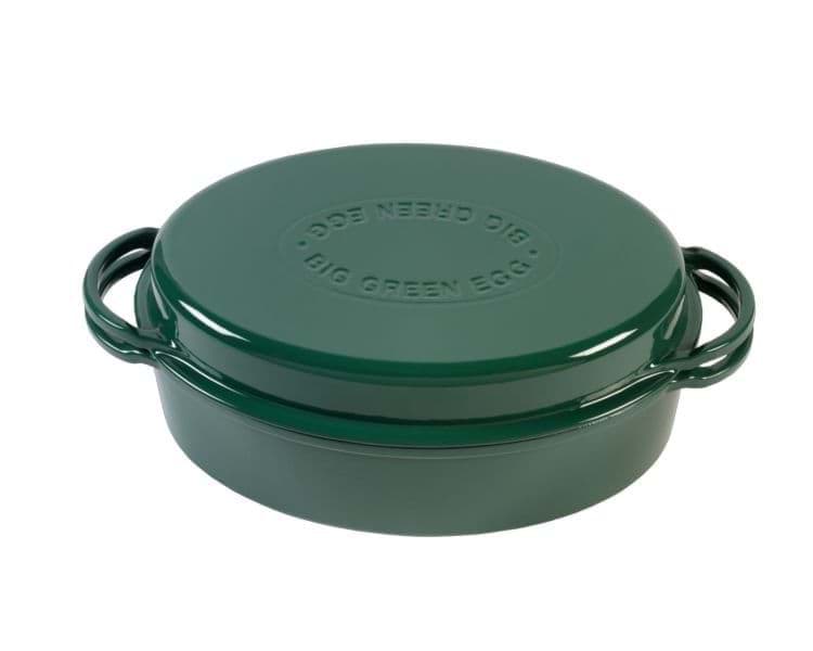 Een ovale gietijzeren Dutch Oven van Big Green Egg in een donkergroene kleur. De pan heeft een stevig deksel met het logo "Big Green Egg" erin gegraveerd. Aan beide zijden van de pan en het deksel bevinden zich geïntegreerde handgrepen voor eenvoudig tillen. De pan is ontworpen voor gebruik op de barbecue of in de oven en heeft een inhoud van 5,2 liter. Geschikt voor het bereiden van stoofschotels, soepen en andere gerechten. Het design is robuust en functioneel, met een glanzende geëmailleerde afwerking.