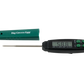 Een digitale thermometer van Big Green Egg. Het apparaat heeft een zwart displaygedeelte met knoppen en een metalen meetpen. Ernaast ligt een groene beschermhoes met het logo "Big Green Egg". De thermometer is ontworpen om snel en nauwkeurig de temperatuur van voedsel te meten, met een meetbereik van -50°C tot 300°C.