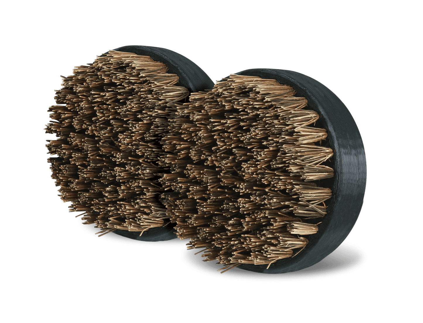 Twee vervangbare scrubpads voor een schoonmaakborstel van Big Green Egg. De pads hebben een ronde vorm met stevige  borstelharen van natuurlijke boomvezels, die dicht op elkaar zijn geplaatst. De pads zijn bevestigd op een zwarte kunststof basis en bedoeld als vervanging voor de originele borstelkop van een schoonmaakborstel. 