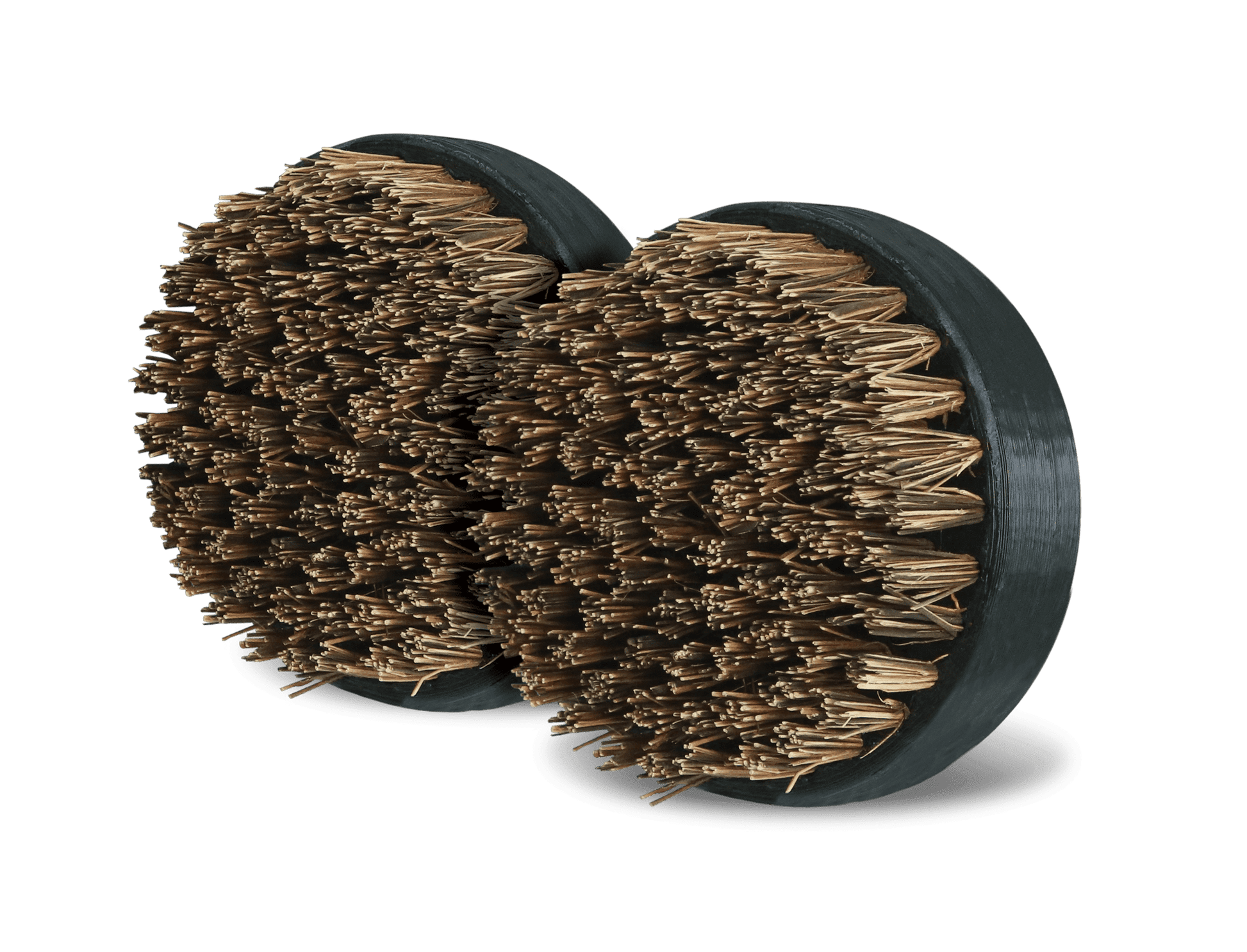 Twee vervangbare scrubpads voor een schoonmaakborstel van Big Green Egg. De pads hebben een ronde vorm met stevige  borstelharen van natuurlijke boomvezels, die dicht op elkaar zijn geplaatst. De pads zijn bevestigd op een zwarte kunststof basis en bedoeld als vervanging voor de originele borstelkop van een schoonmaakborstel. 