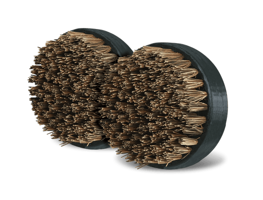 Twee vervangbare scrubpads voor een schoonmaakborstel van Big Green Egg. De pads hebben een ronde vorm met stevige  borstelharen van natuurlijke boomvezels, die dicht op elkaar zijn geplaatst. De pads zijn bevestigd op een zwarte kunststof basis en bedoeld als vervanging voor de originele borstelkop van een schoonmaakborstel. 