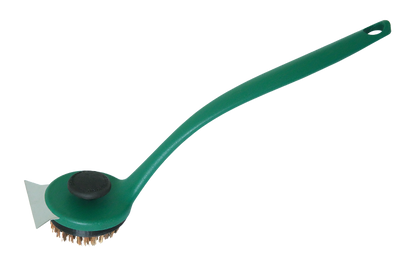 Een lange schoonmaakborstel van Big Green Egg, ontworpen voor het reinigen van barbecuegrills. De borstel heeft een groene, gebogen kunststof steel met een handvat aan het uiteinde voor een stevige grip. Aan de onderkant bevindt zich een ronde borstelkop met stevige borstelharen  van natuurlijke boomvezels en een geïntegreerde schraper van metaal. De schraper is bedoeld om hardnekkig vuil en aangekoekte resten van de grillroosters te verwijderen. Het ontwerp is lichtgewicht en praktisch.