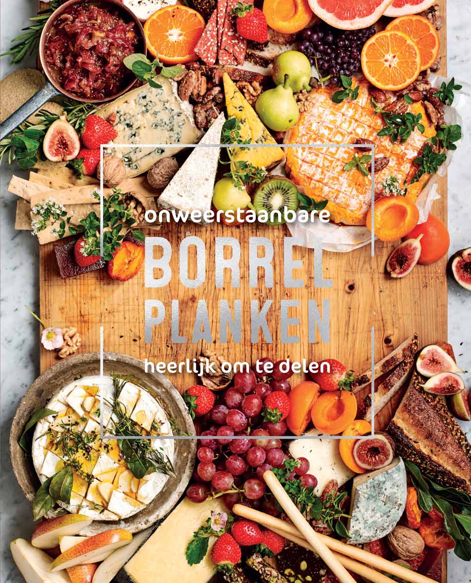 De voorkaft van het kookboek Borrelplanken. Te zien is een mooie sfeerimpressie met een robuuste houten serveerplank die aan de linker en rechterkant rijkelijk gevuld is met gevarieerde mix aan borrelhapjes. Ter hoogte van het midden van de serveerplank staat de tekst 'Onweerstaanbare borrelplanken, heerlijk om te delen'.