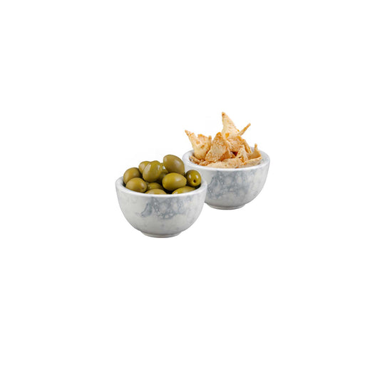 Dezelfde set van 2 handgemaakte aardewerken schaaltjes gevuld met snacks. De schaaltjes zijn van opzij gefotografeerd, tegen een witte achtergrond.