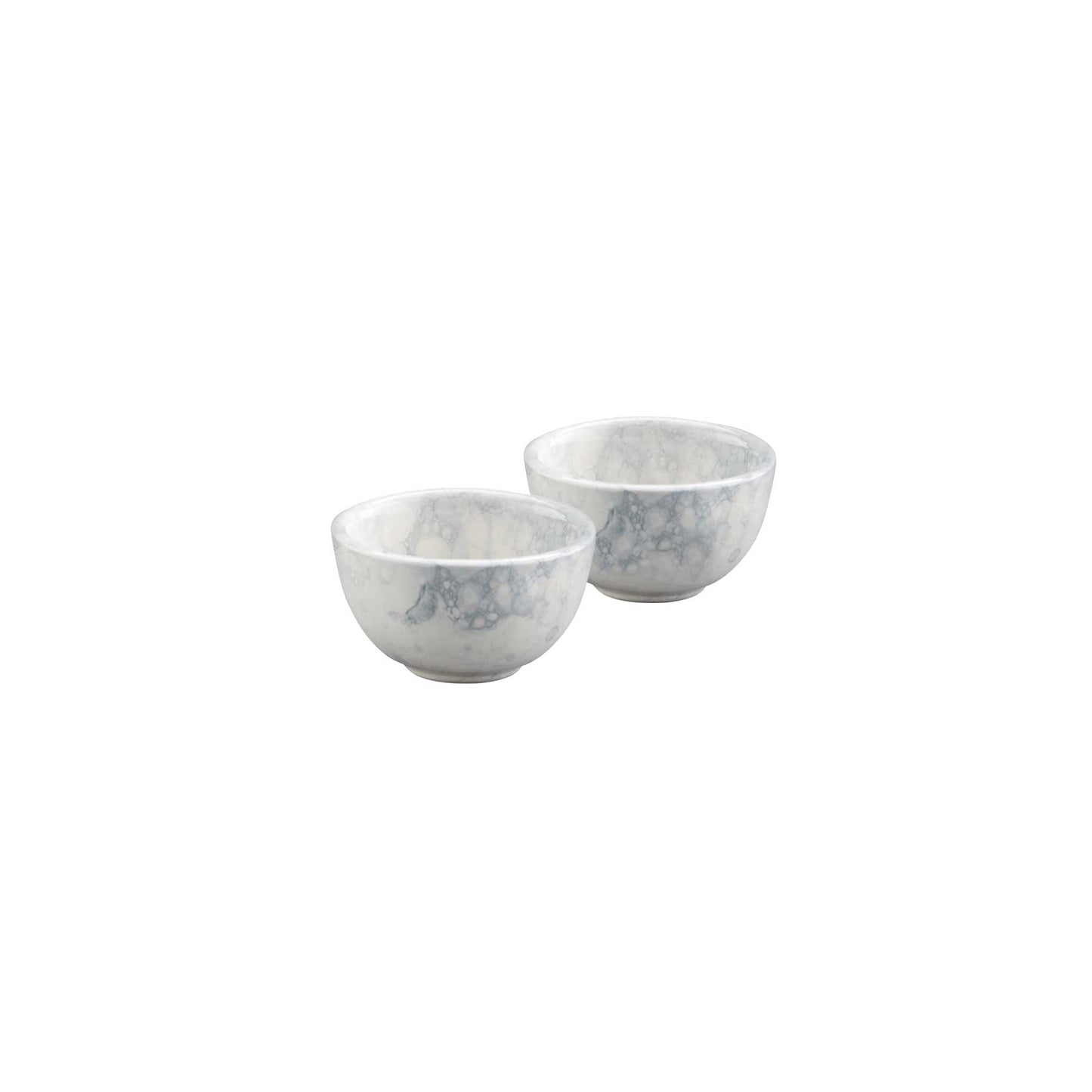 Set van 2 handgemaakte aardewerken schaaltjes van ieder 11 cm doorsnede. De schaaltjes zijn roomwit van kleur en hebben een patroon van luchtbellen in verschillende grijstinten. De schaaltjes zijn van opzij gefotografeerd, tegen een witte achtergrond.