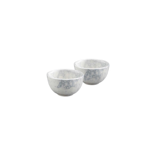 Set van 2 handgemaakte aardewerken schaaltjes van ieder 11 cm doorsnede. De schaaltjes zijn roomwit van kleur en hebben een patroon van luchtbellen in verschillende grijstinten. De schaaltjes zijn van opzij gefotografeerd, tegen een witte achtergrond.