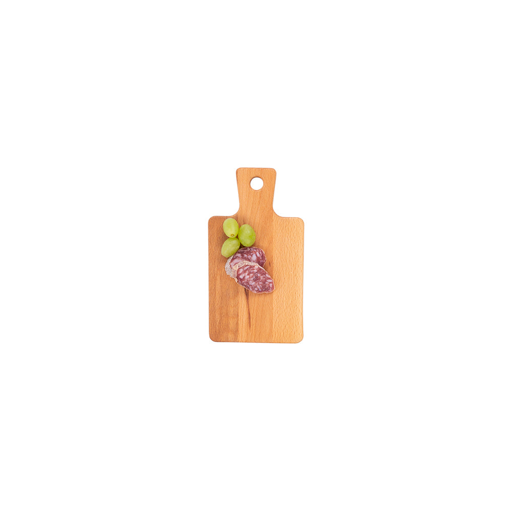 Rechthoekige amuseplank van beukenhout met handvat. In het handvat zit een rond oog waar de plank aan opgehangen kan worden en in het midden liggen een paar druifjes en stukjes worst. De plank is van bovenaf gefotografeerd tegen een witte achtergrond.