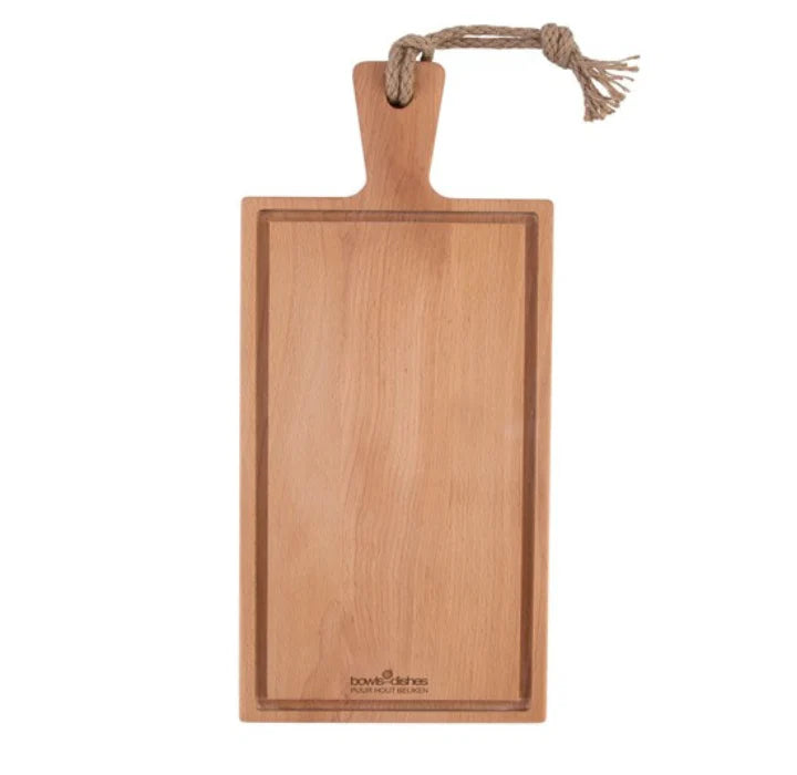 Rechthoekige, beukenhouten steakplank met een handvat dat voorzien is van een juten ophangkoord. De plank heeft een sapgeul rondom en is van bovenaf gefotografeerd tegen een witte achtergrond.