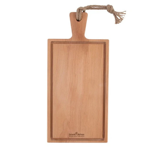 Rechthoekige, beukenhouten steakplank met een handvat dat voorzien is van een juten ophangkoord. De plank heeft een sapgeul rondom en is van bovenaf gefotografeerd tegen een witte achtergrond.