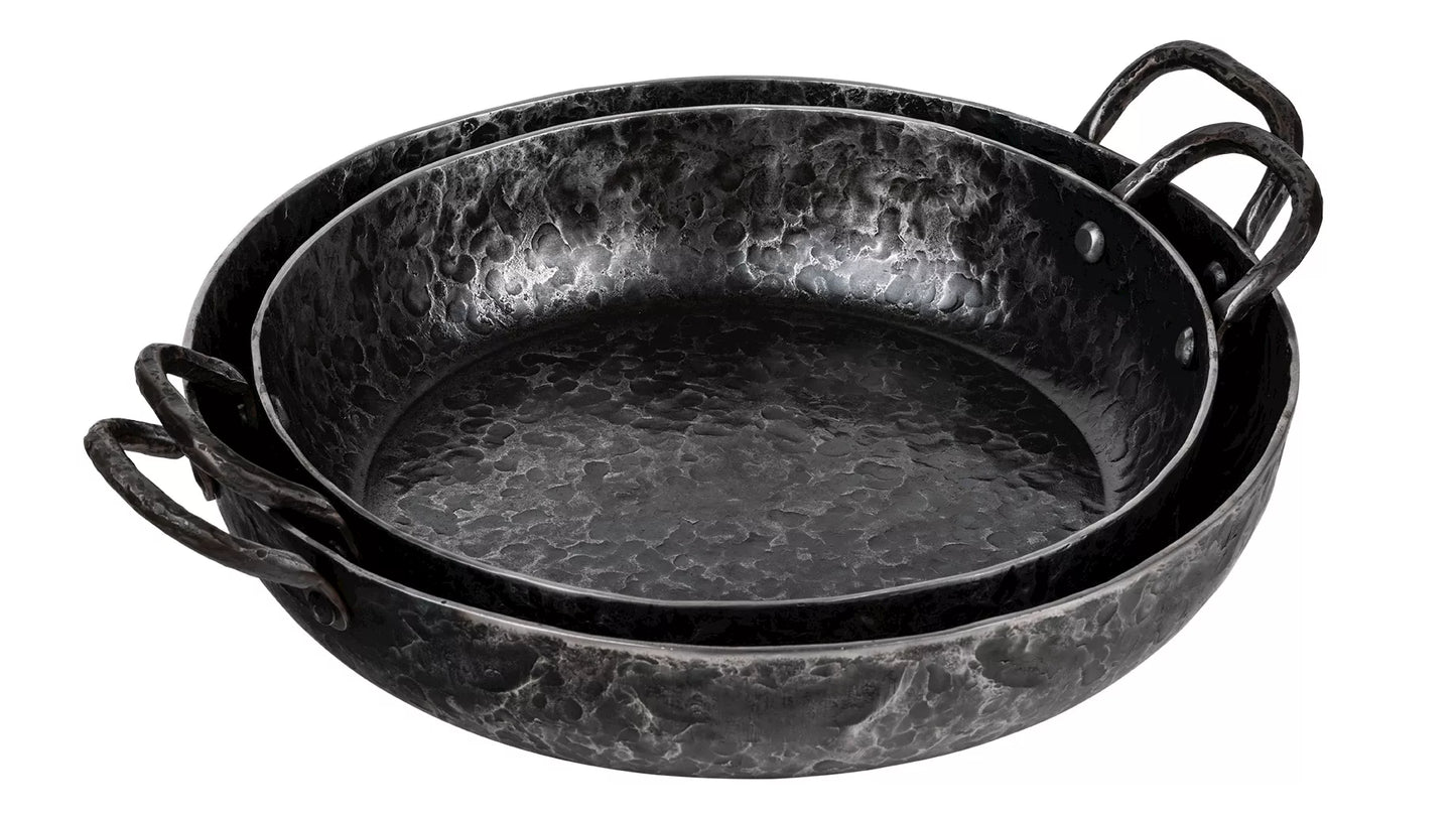 De carbon stalen Forged koekenpan in 24cm en 28cm, gestapeld en vanaf de zijkant getoond.