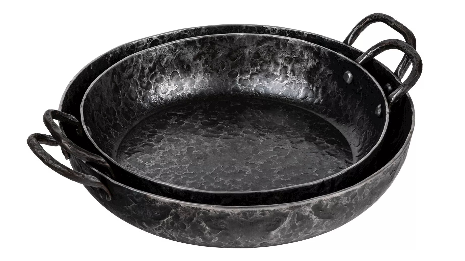 De carbon stalen Forged koekenpan in 24cm en 28cm, gestapeld en vanaf de zijkant getoond.