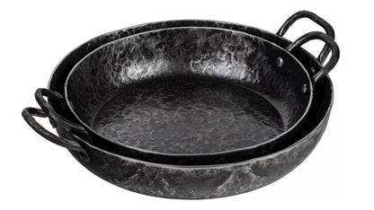 De carbon stalen Forged koekenpan in 24cm en 28cm, gestapeld en vanaf de zijkant getoond.