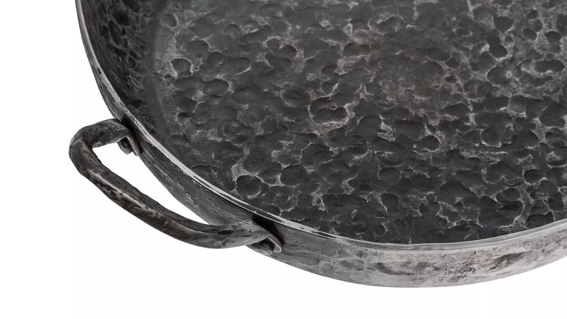 Een close-up van het gepopnagelde handvat, van de buitenkant gezien.