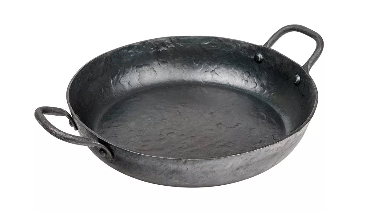 Handgesmeede, gehamerde koekenpan uit de Essentials serie van het merk Forged. Deze stoere pan heeft 2 handvaten die met popnagels zijn bevestigd. De koekenpan heeft een doorsnede van 24cm.